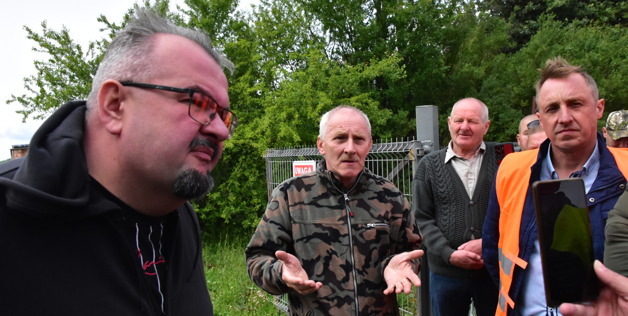 Rolnicy m.in. z powiatu tucholskiego spotkali się dzisiaj (9 czerwca) w Sartowicach (powiat świecki) z Jackiem Sadowski - właścicielem firmy Grupa Agro, który nie zapłacił gospodarzom za oddane bydło. Fot. Anna Lipska