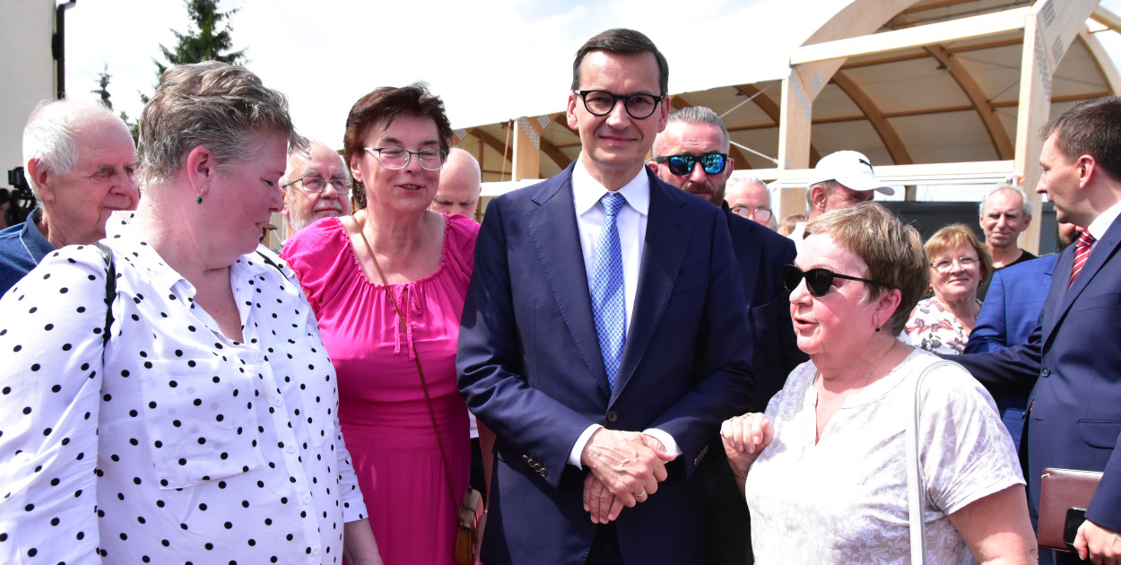 Przy Szkole Podstawowej w Lińsku w poniedziałek (21 lipca) na tle budowanego zadaszenia nad tamtejszym orlikiem odbyła się konferencja prasowa posłów na Sejm RP X kadencji - Mateuszem Morawieckim i Łukasz Schreiberem oraz wójtem gminy Śliwice Danielem Kożuchem. Fot. Anna Lipska