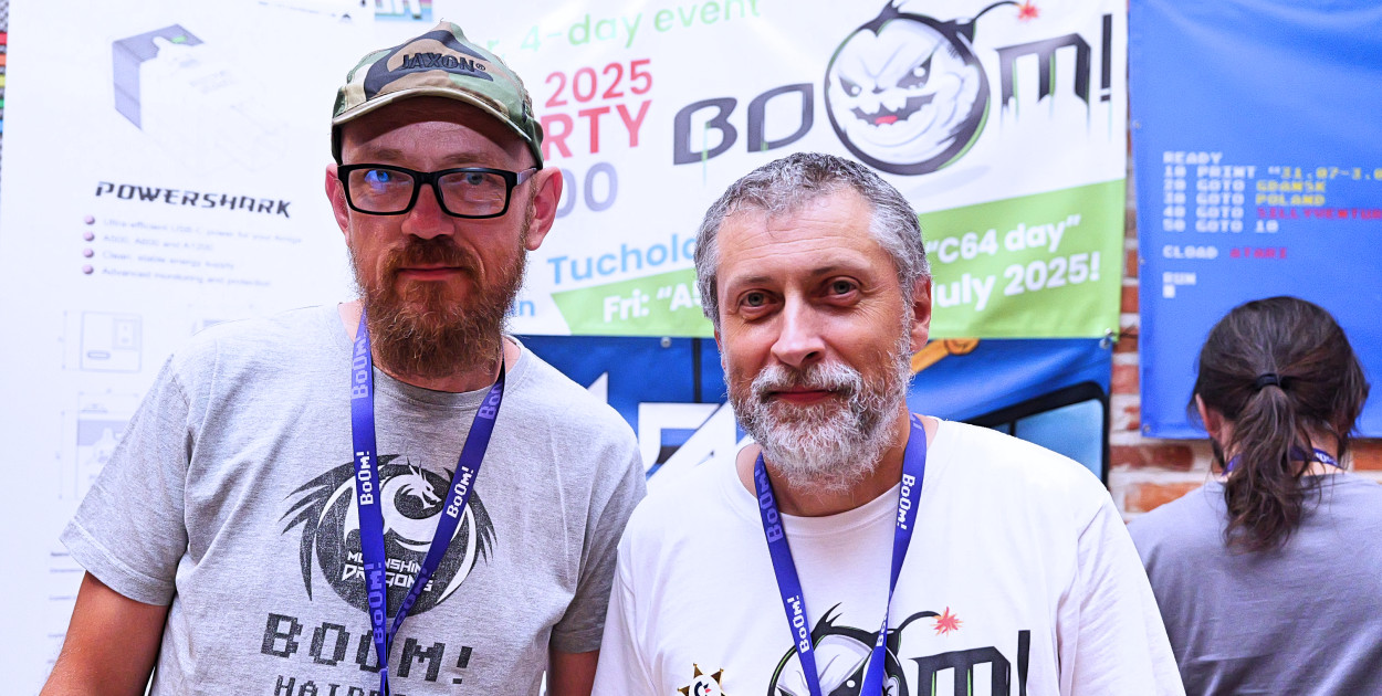 Tucholanie Krzysztof Karnowski i Marek Steffan z grupy BOOM! - nazwy słusznie kojarzonej z tucholskim środowiskiem świata komputerowego. Dwóch organizatorów z dużego sztabu ludzi zaangażowanego w BOOM!party w Tucholi. Fot. Piotr Paterski