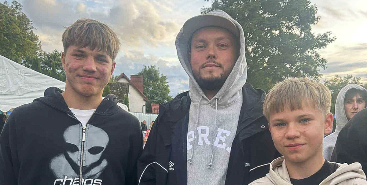 Książulo w środku w otoczeniu chłopaków z gminy Lubiewo. Ciekawostka: z lewej Bartosz Pieczka, piłkarz z Bysławka grający obecnie w Lechii Gdańsk. Fot. ze zbiorów prywatnych