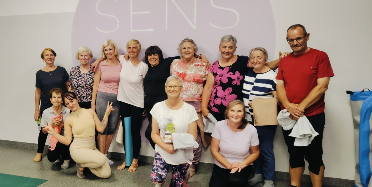 Klub Seniora podczas zajęć w studiu SENS fitness & dance.