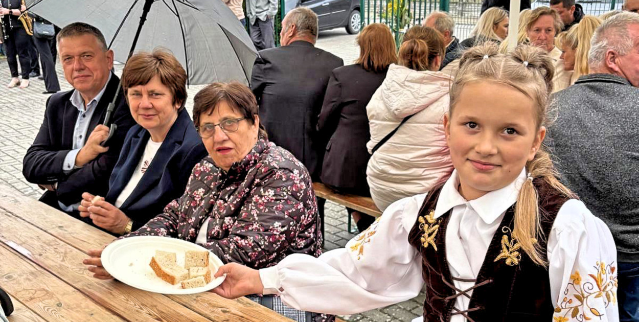Dożynki w Legbądzie. Chwila na dzielenie chleba. Fot. Joanna Drewczyńska