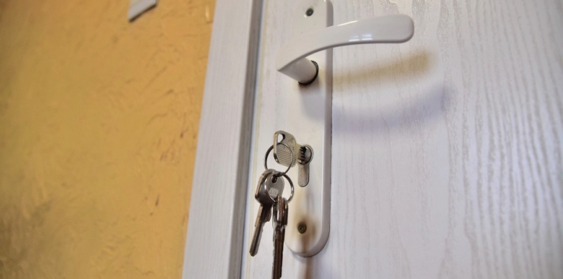 Policja apeluje o zachowanie ostrożności. Zawsze trzeba zamykać drzwi wejściowe na klucz, a przede wszystkim: nie trzymać w domu dużych kwot.