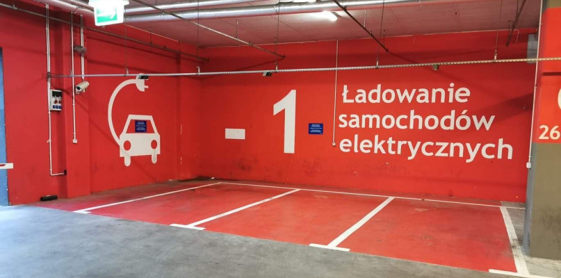 Przykładowa stacja ładowania samochodów elektrycznych w jednej z galerii handlowych w Gdyni. fot. Lucyna Zdanowska