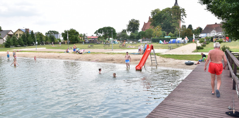 Kąpieliska będą w tym roku wyglądały inaczej niż zazwyczaj. Wynika to z zaleceń Głównego Inspektoratu Sanitarnego. Przede wszystkim będziemy musieli zachowywać dystans społeczny. Sprzęt i infrastruktura powinny być regularnie dezynfekowane.