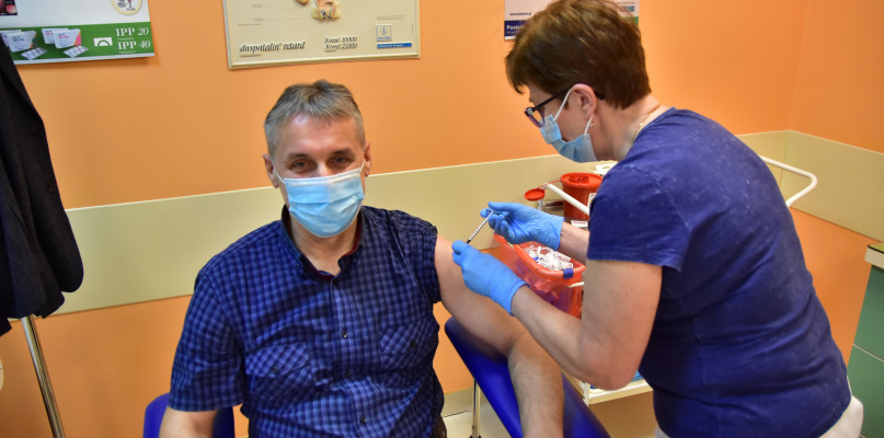 Andrzej Pruszak podczas szczepienia