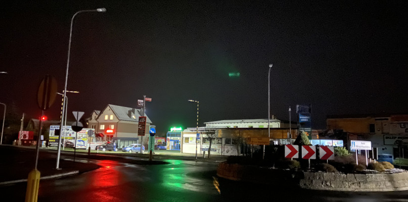 Od kilku dni w późniejszych godzinach rondo i liczne znaki drogowe oświetlają wyłącznie światła nadjeżdżających samochodów. Kierowcy muszą zachowywać tu jeszcze większą ostrożność niż standardowo.