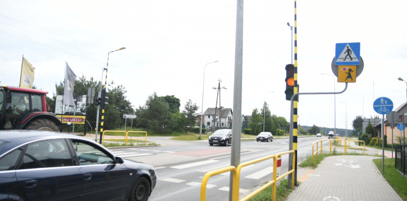 Światło żółte włącza się na 3 sekundy, a po nim zapala się światło czerwone. Czy to wystarczający czas, by wyhamować, kiedy jest się już blisko pasów?