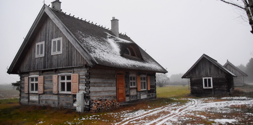 Dziś w tym miejscu stoją drewniane domy, wybudowane przez obecnego właściciela tej ziemi.