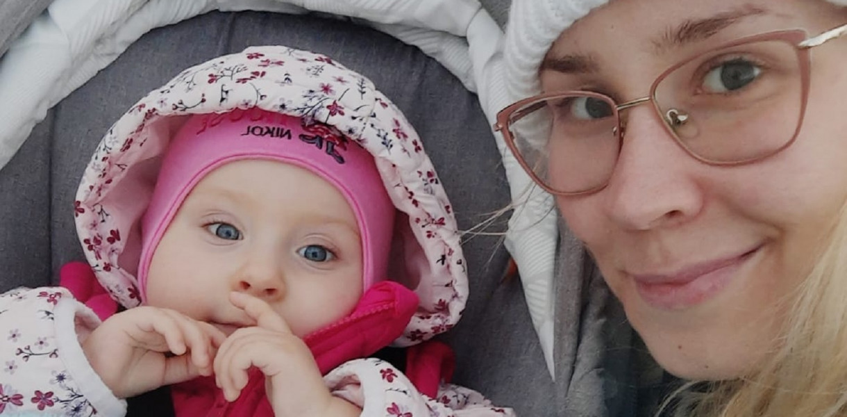 Na lek dla małej Zosi cały czas brakuje jeszcze blisko 4 miliony złotych. Fot. z fanpage Zosieńka kontra SMA. Zofia Szcześniewska