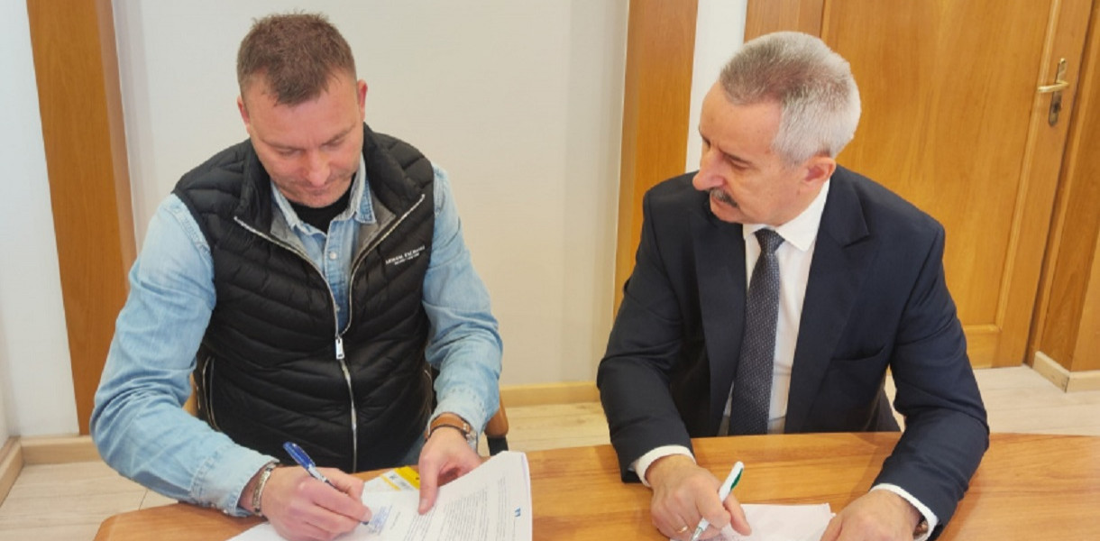 Na zdjęciu burmistrz (po prawej) podpisujący umowę z jednym z wykonawców, Wojciechem Synoradzkim z firmy Projwos. Fot. UM w Tucholi