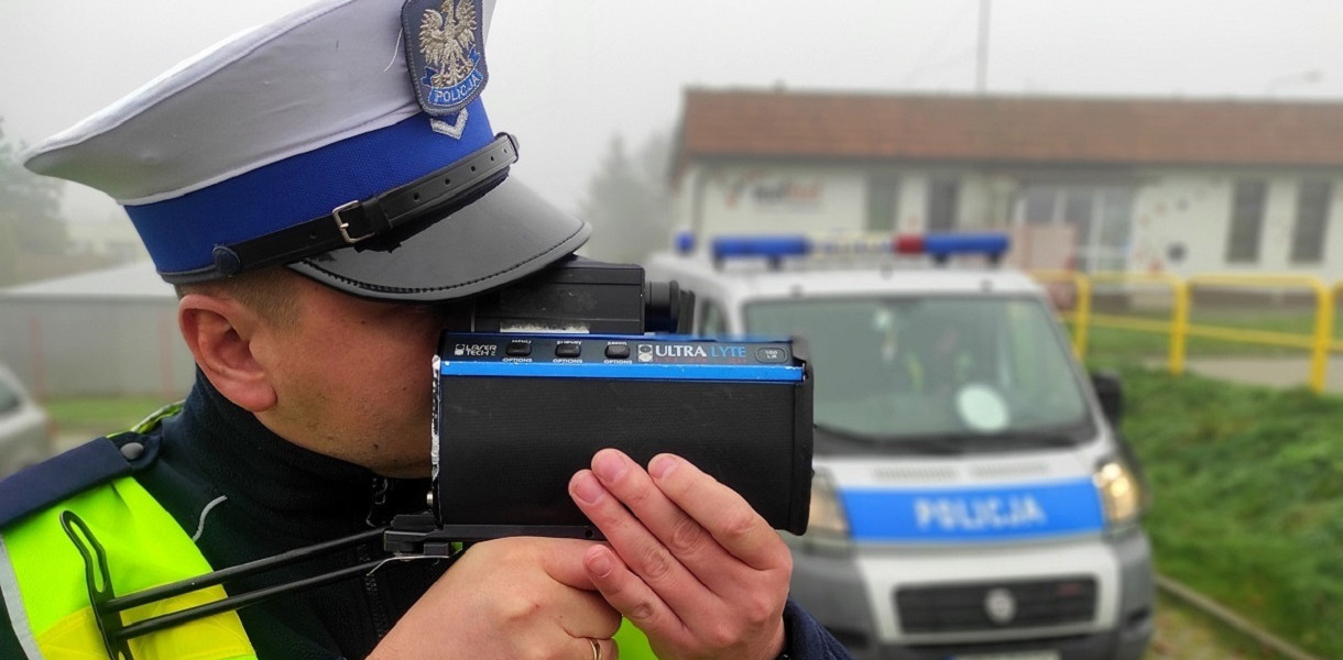 Zdjęcie poglądowe przedstawiające policjanta z miernikiem prędkości. Fot. KPP w Tucholi.