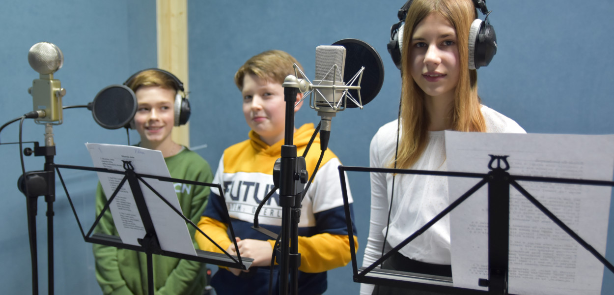 Studio nagrań wzbudza ciekawość uczestników zajęć wokalno-instrumentalnych w WDK.