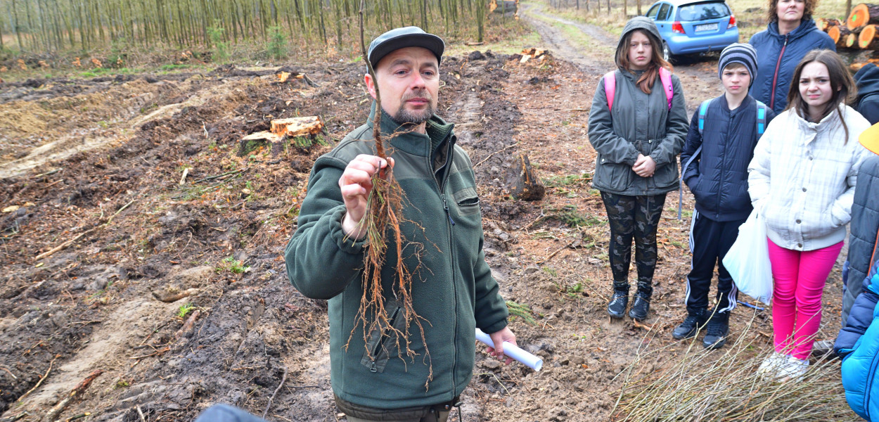Janusz Sala z młodzieżą podczas sadzenia drzew w Żalnie. W takim towarzystwie leśnik czuł się dobrze  Fot. Halina Gut