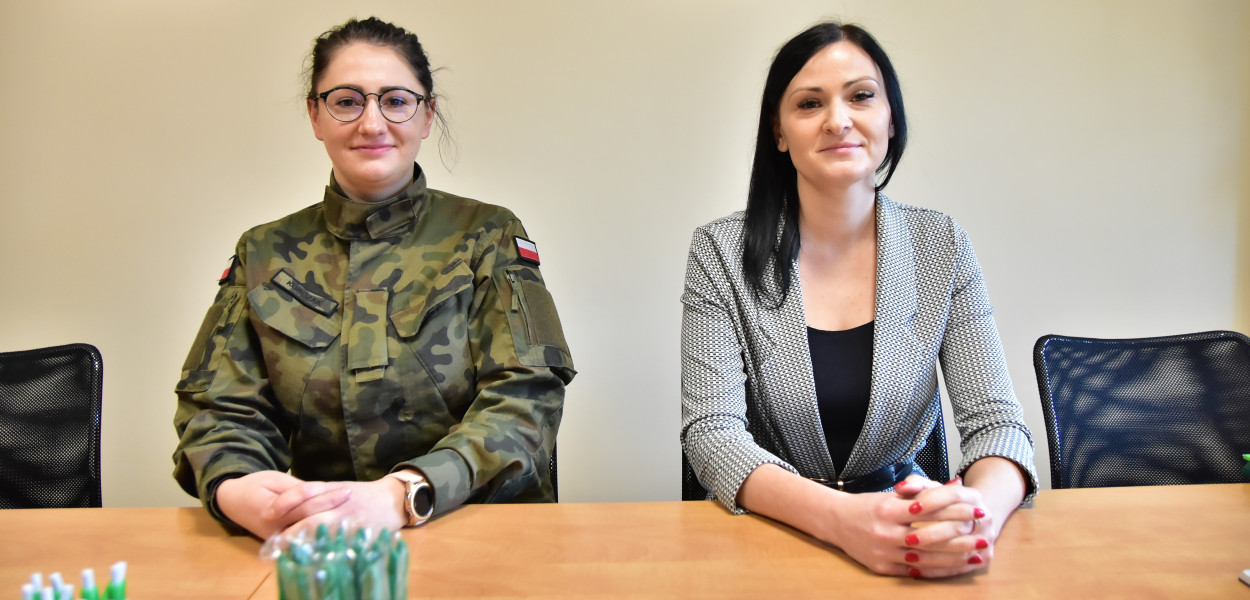 Przedstawicielki Wojskowego Centrum Rekrutacji szeregowa Magdalena Korczak (z lewej) i Joanna Maliszewska.