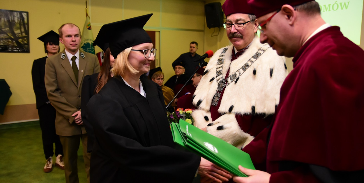 Dyplom odbiera Eliza Wygoda studentka leśnictwa II stopnia.