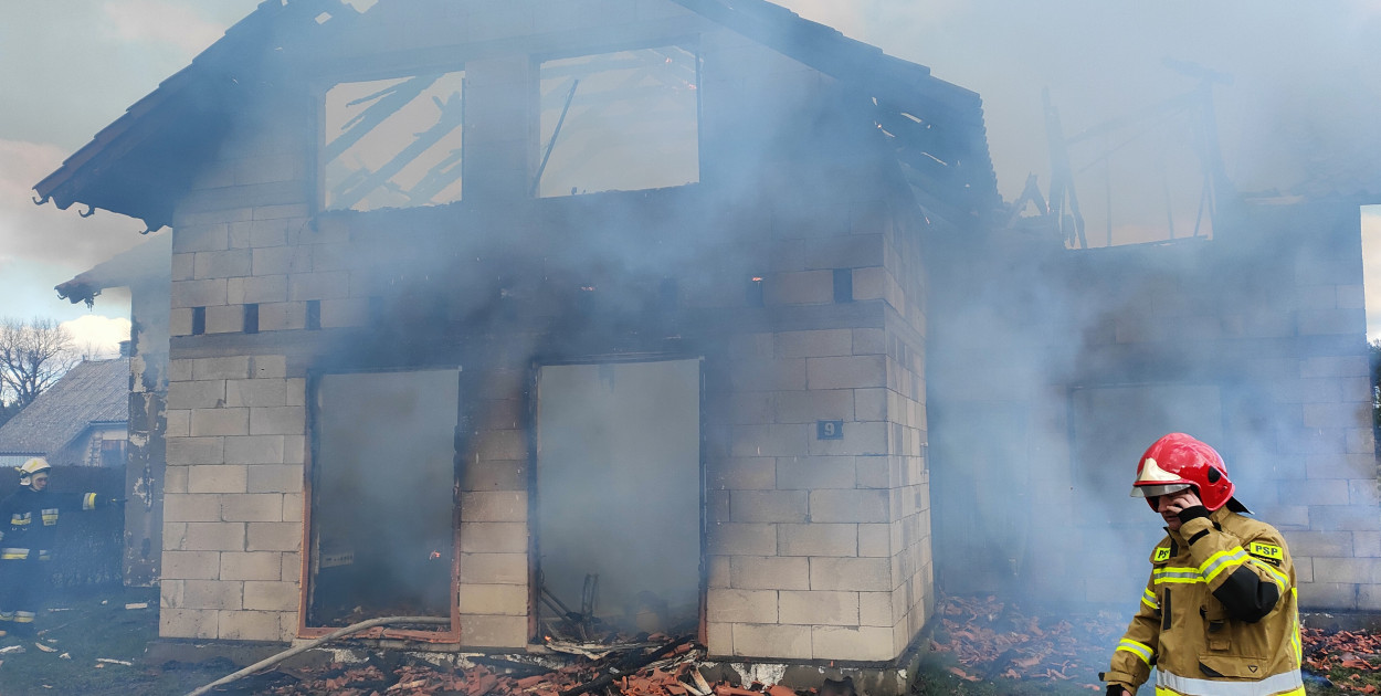 Dom spłonął w Zazdrości. Prawdopodobnie wybuchł gaz. Fot. PSP w Tucholi