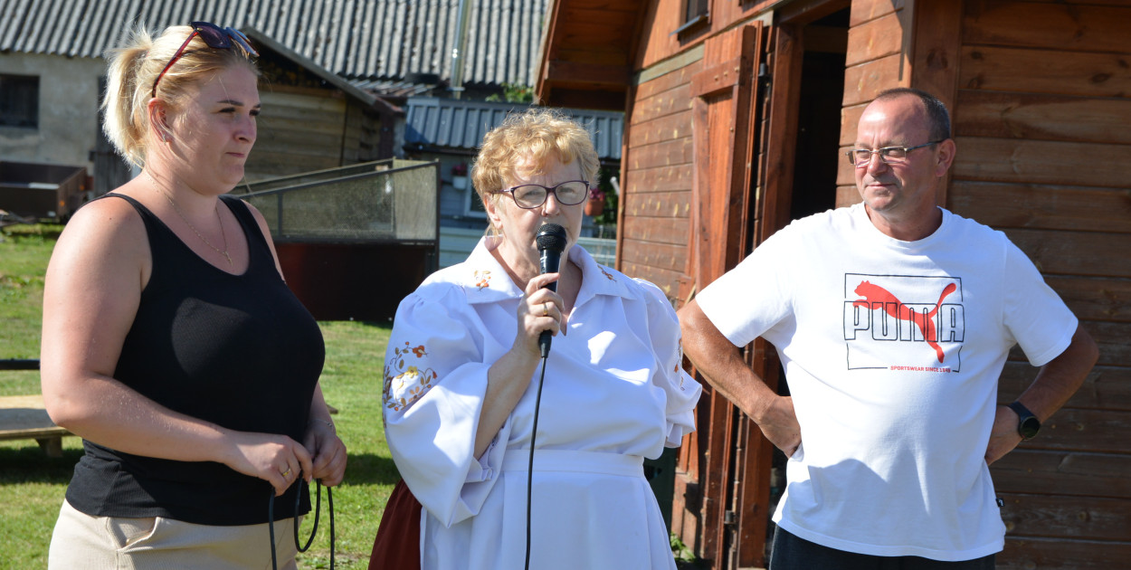 Organizatorzy festynu. Przy mikrofonie przewodnicząca KGW Białowieża - Danuta Kędzierska.