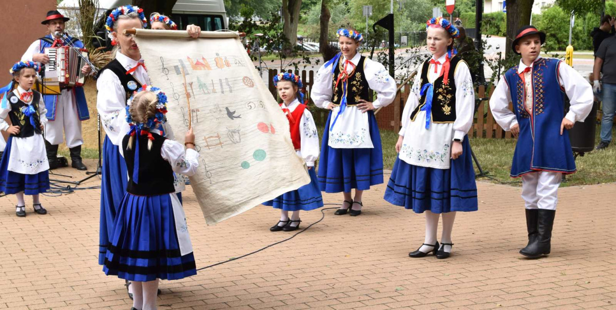 Na scenie zaprezentował się m.in.  Zespół Pieśni i Tańca „Bławatki” z Chojnickiego Centrum Kultury.
