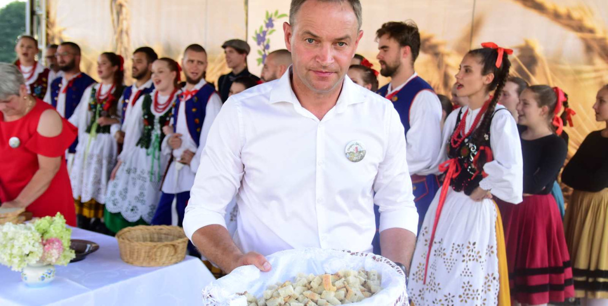  Z koszykami wypełnionymi pokrojonym chlebem do mieszkańców podchodzili wójt Daniel Kożuch i starostowie dożynek. 