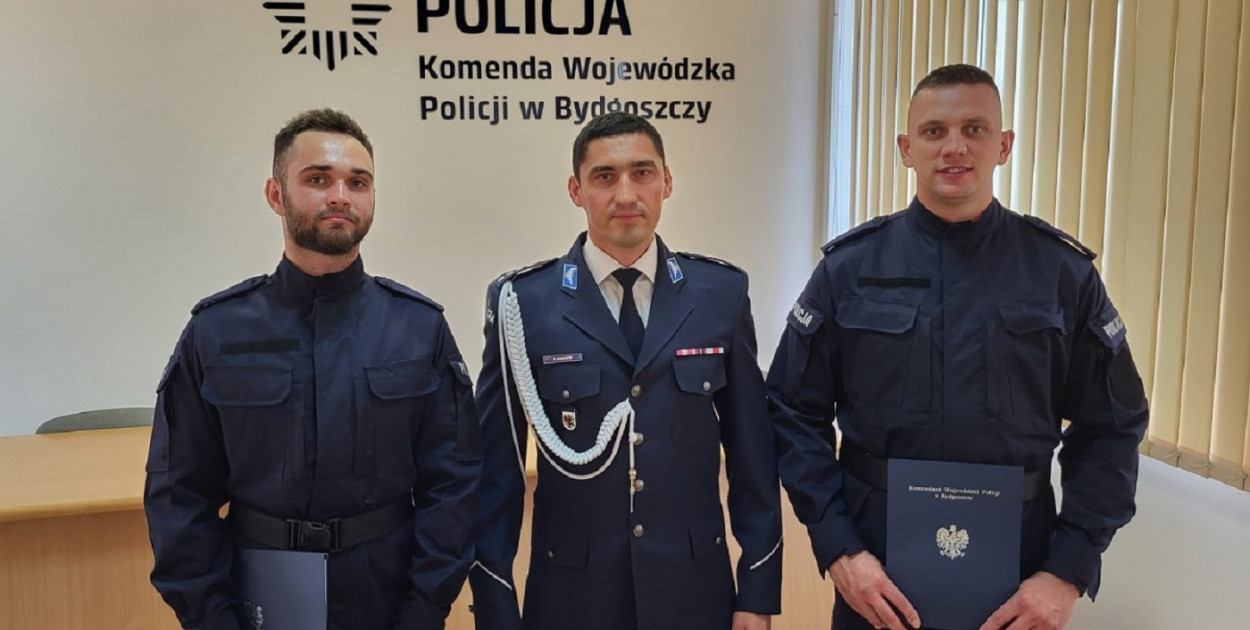 Na zdjęciu posterunkowy Damian Sledz, komendant powiatowy policji w Tucholi Marcin Szulczyk i posterunkowy posterunkowy Dawid Juhnke.
