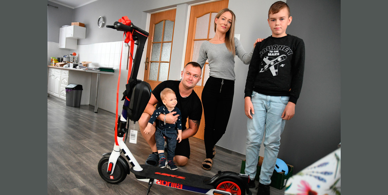 Karol Januszewski z Kęsowa (z prawej) z Wiktorem i jego rodzicami. Hulajnoga, którą wygrał, trafi na licytację. Uzyskana kwota wzmocni konto Wiktora, który wymaga stałej rehabilitacji, zwłaszcza w tym okresie życia.