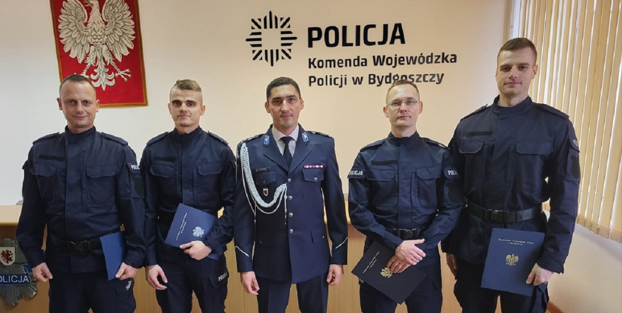 Nowi funkcjonariusze Marcin Góral, Mateusz Zabrocki, Karol Czamajło i Błażej Piotrowski w towarzystwie komendata KPP w Tucholi Marcina Szulczyka. fot. KPP w Tucholi