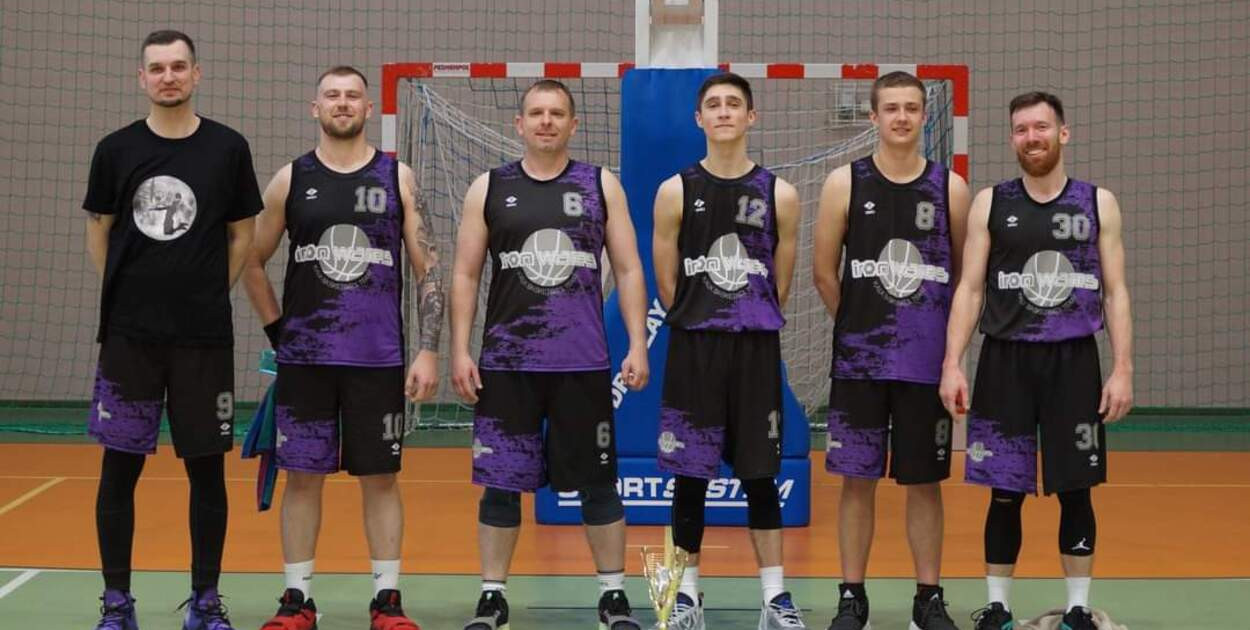 To tylko część szerokiej kadry Basket Tuchola. Z lewej Szymon Knet. 