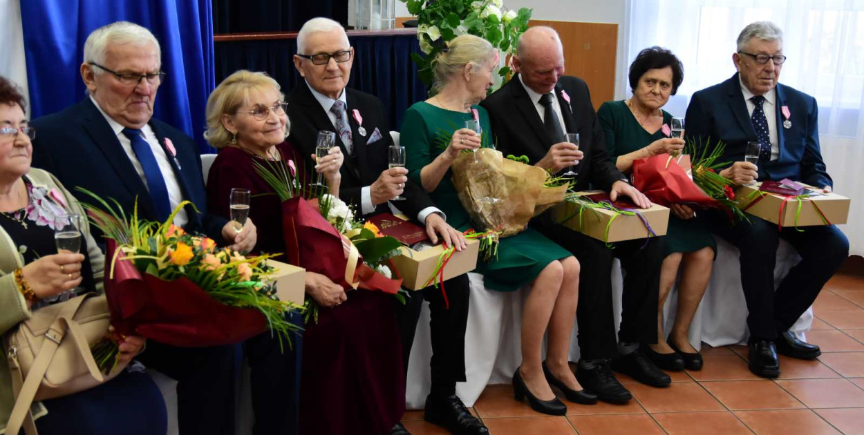 Podczas spotkania nie zabrakło szampana, którym wzniesiono toast za jubilatów. 