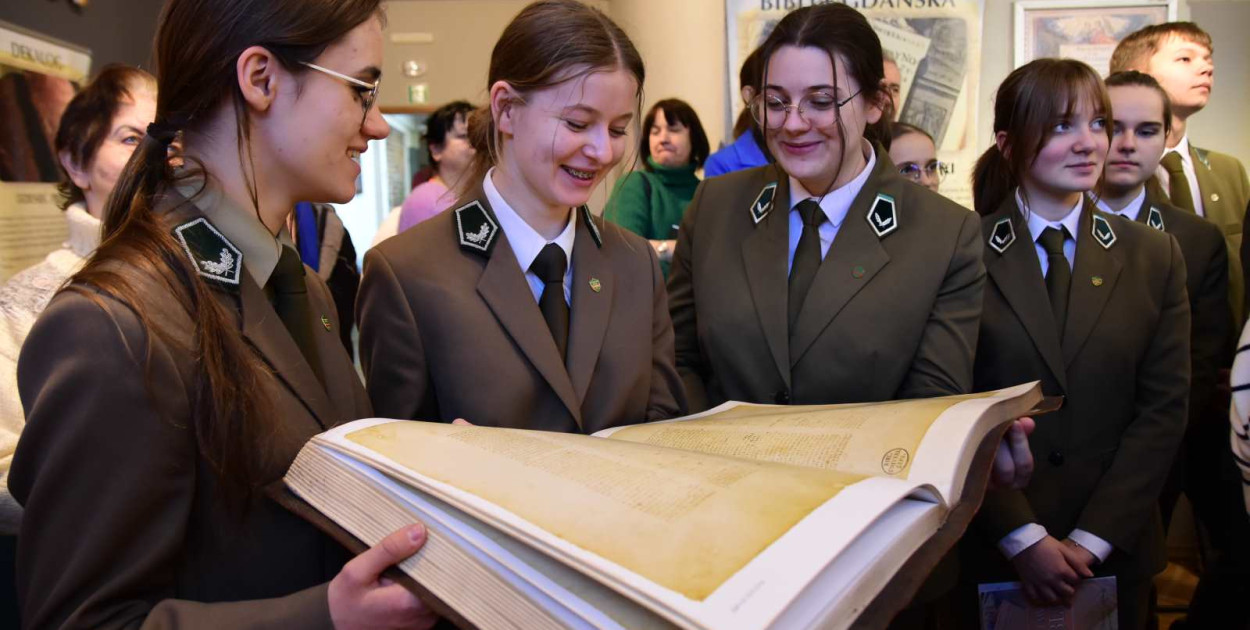 Z repliką Septuaginty Kamila Podlewska, Zofia Idzikowska i Anna Posłaniec z klasy pierwszej tucholskiego Leśnika. 