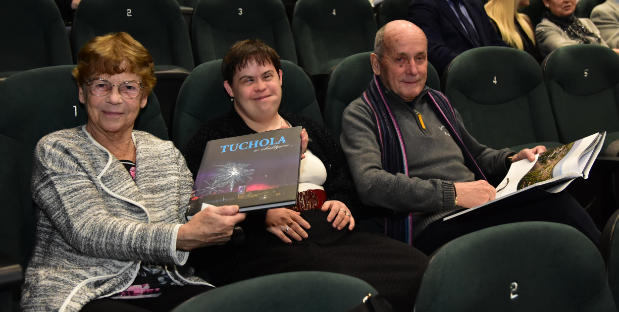 W czwartek wieczorem (8 lutego) w Kinie Sokół odbyła się uroczysta prezentacja najnowszego albumu pt. Tuchola w obiektywie… .