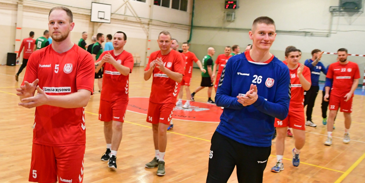 Zawodnicy LKS Kęsowo po zwycięstwie z rywalami. Fot. Piotr Paterski