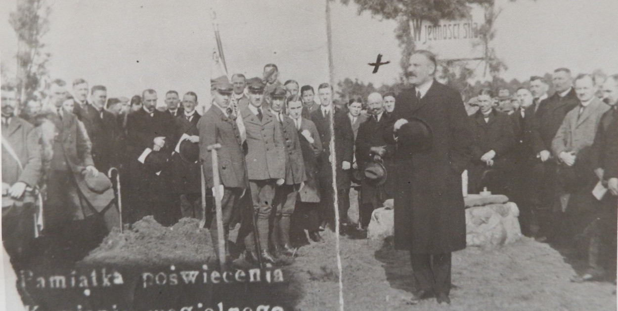 Fotografia  sprzed 100 lat. Uroczystość na miejscu Kopca Wolności. Ze zbiorów rodzinnych Marii Ollick