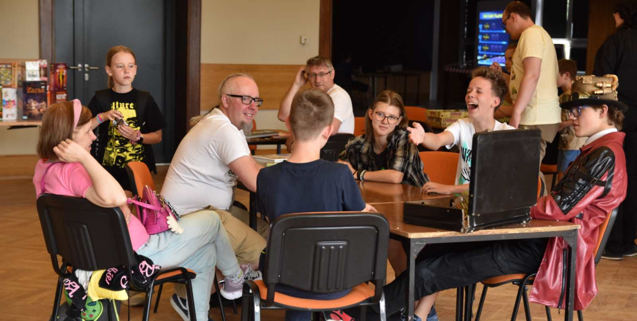 Uśmiech na twarzach uczestników konwentu gościł praktycznie non stop. Grano całymi rodzinami.