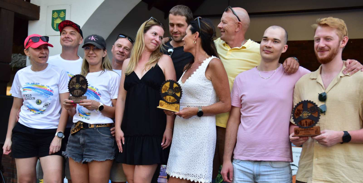 Od sportowej rywalizacji ważniejsza okazała się dobra zabawa.Tym sposobem w kategorii open TR40 na każdym z miejsc na podium stanęło po kilka osób. Pierwsze i trzecie zdobyli mieszkańcy Cekcyna, drugie Tucholi. Trasę pokonywali w grupkach, dlatego linię mety postanowili też przekroczyć wspólnie. 