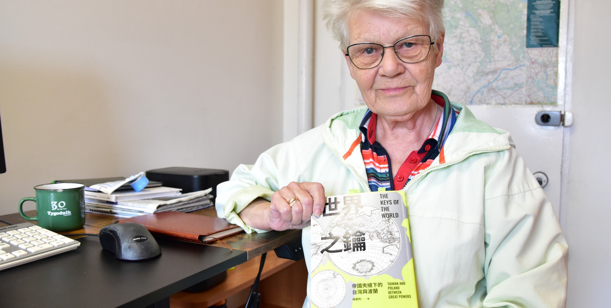 Maria Ollick jest dumną posiadaczką monografii poświęconej relacjom na	linii Tajwan – Polska ze	specjalną dedykacją od	autorki.  Na jednej ze	stron znajdziemy zdjęcie i	mapę, jakie Wei-Yun Lin dostarczyła regionalistka z	Tucholi. 