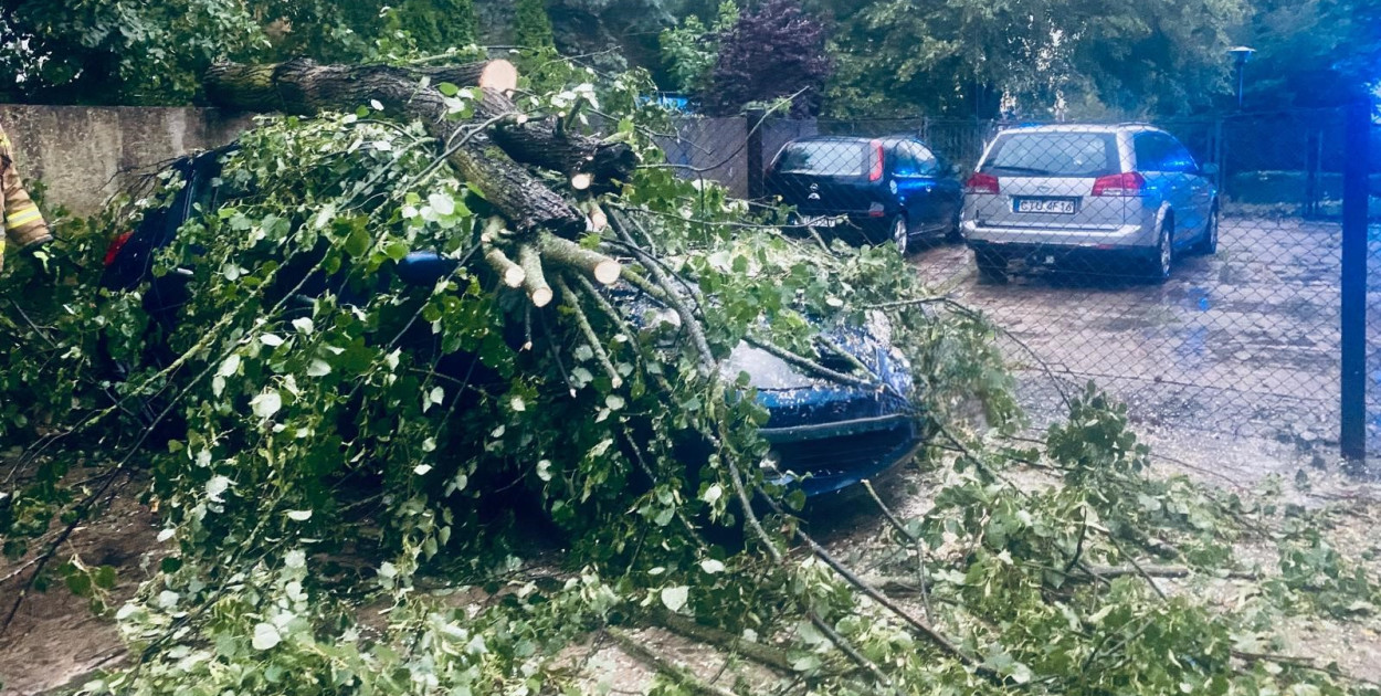 Uszkodzenia samochodu na ul. Piastowskiej w Tucholi. fot. redakcja