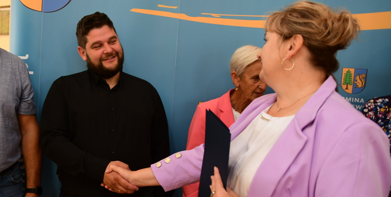 Adrian Kowalski jest w grupie nowych sołtysów z terenu gminy Lubiewo. Razem ze wszystkimi odbył uroczyste spotkanie w ubiegłym tygodniu w urzędzie gminy. Wójt Joanna Jastak składała sołtysom gratulacje życząc udanej pracy na rzecz lokalnej społeczności.