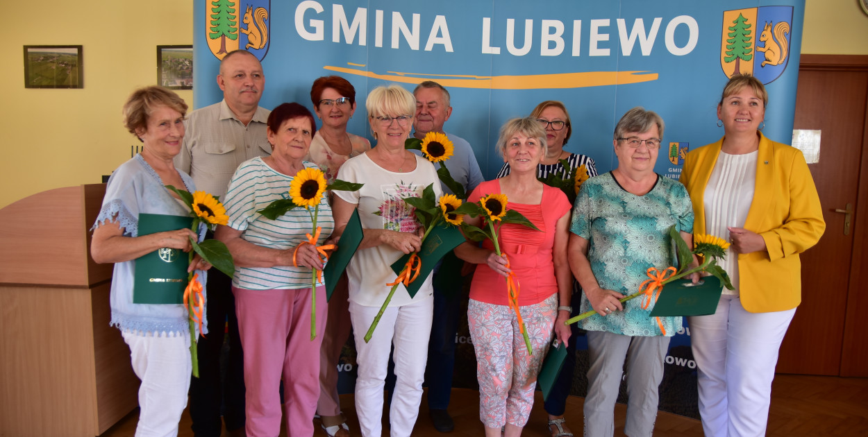  Gminna Rada Seniorów w Lubiewie stanęła do pamiątkowegow zdjęcia m.in. z włodarzami gminy.