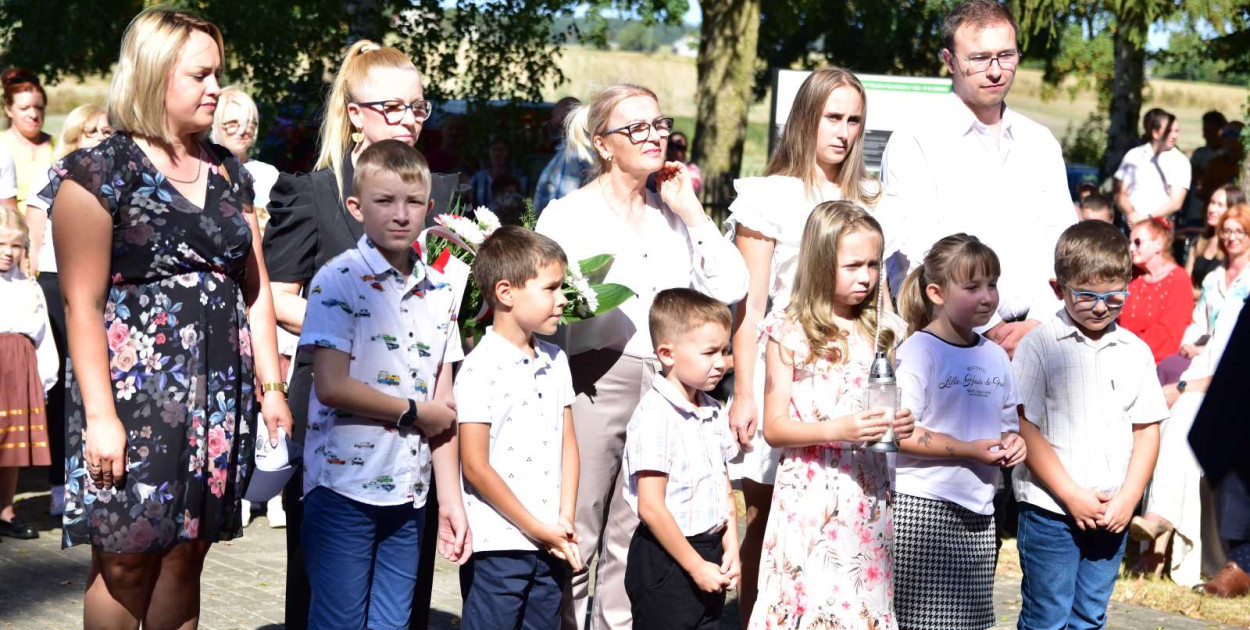 Hołd poległym złożyli także uczniowie Szkoły Podstawowej w Klonowie oraz członkowie Stowarzyszenia Edukacji i Rozwoju Wsi Klonowo nad Brdą Klon.