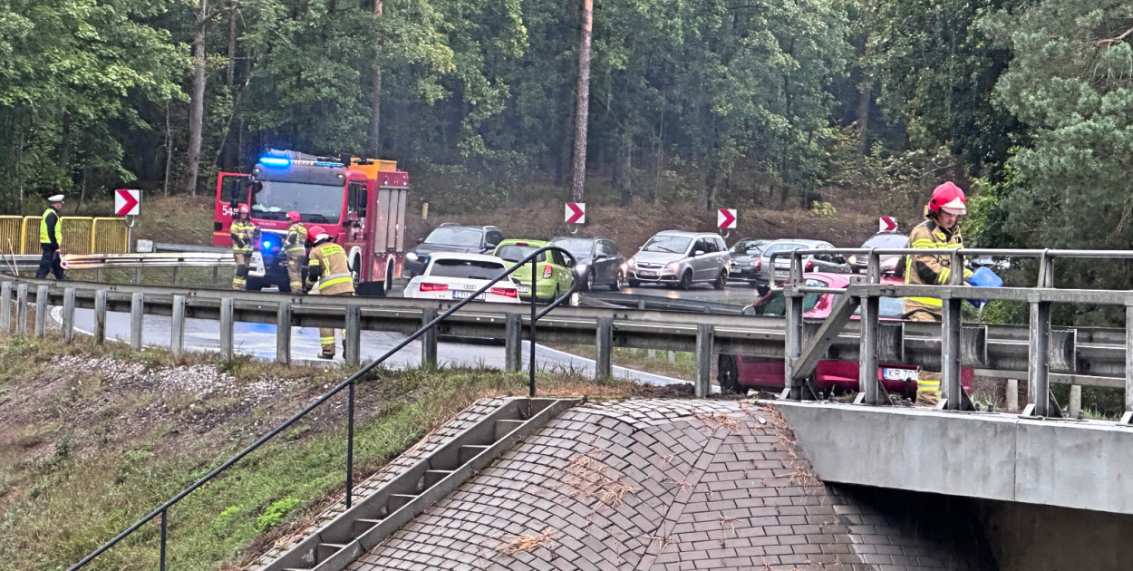 Czwartek, ok. godz. 16:00. Czynności służb na znanym łuku drogi w Rudzkim Młynie.