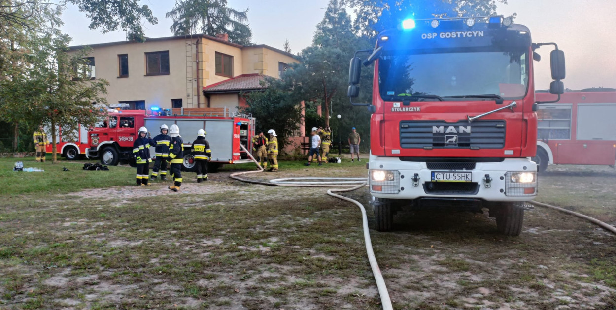 Pożar gasiło 7 zastępów straży: 2 JRG Tuchola, 2 OSP Gostycyn oraz po jednym z Pruszcza, Małej Kloni i Wielkiego Mędromierza. Fot. OSP Gostycyn