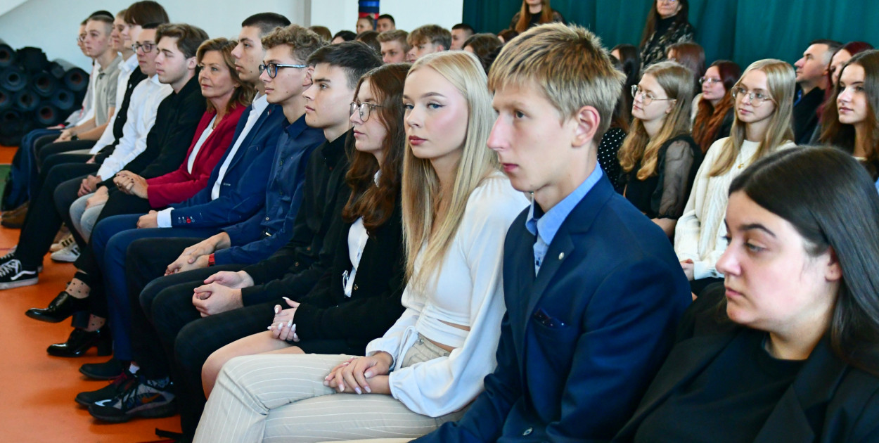 Wręczenie Stypendiów Starosty Tucholskiego. Uroczystość w ZSLiT w Tucholi. Fot. Piotr Paterski