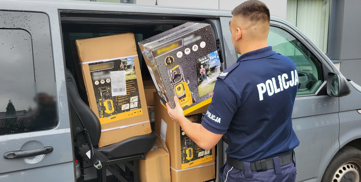 Tucholscy policjanci nie pozostali obojętni na krzywdę drugiego człowieka. Dzięki ich ofiarności do powodzian trafią myjki ciśnieniowe i środki grzybobójcze. 