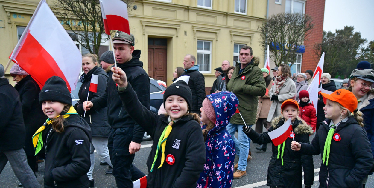 Tłum mieszkańców przeszedł dziś ul. Świecką w Tucholi podczas Święta Niepodległości. Fot. Piotr Paterski