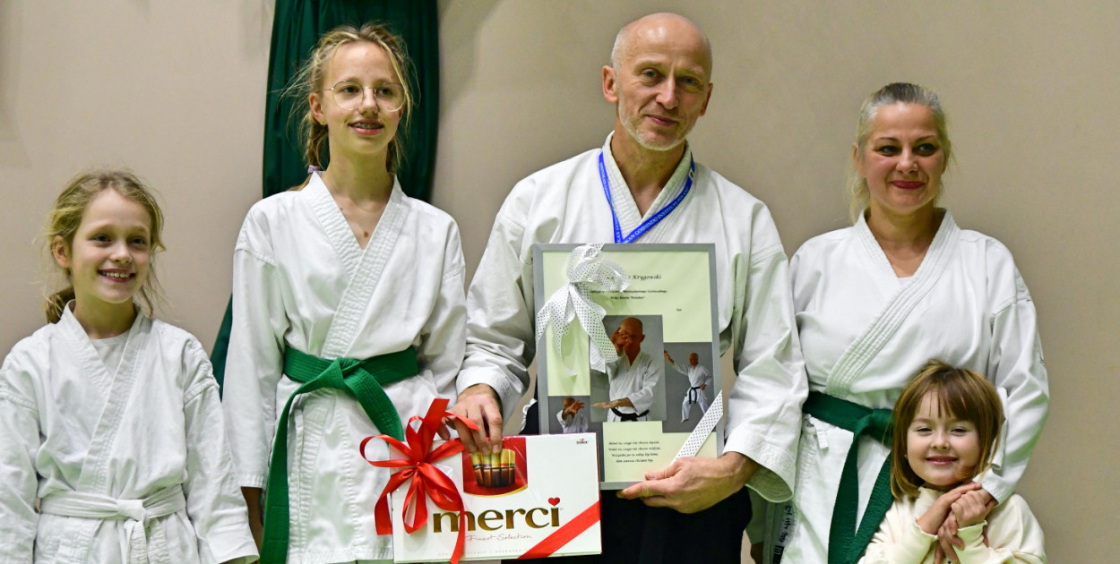 Zawody karate, które odbywały się 16-17 listopada w Tucholi zbiegły się z jubileuszem 25-lecia działalności Tomasza Krygowskiego. Fot. Piotr Paterski