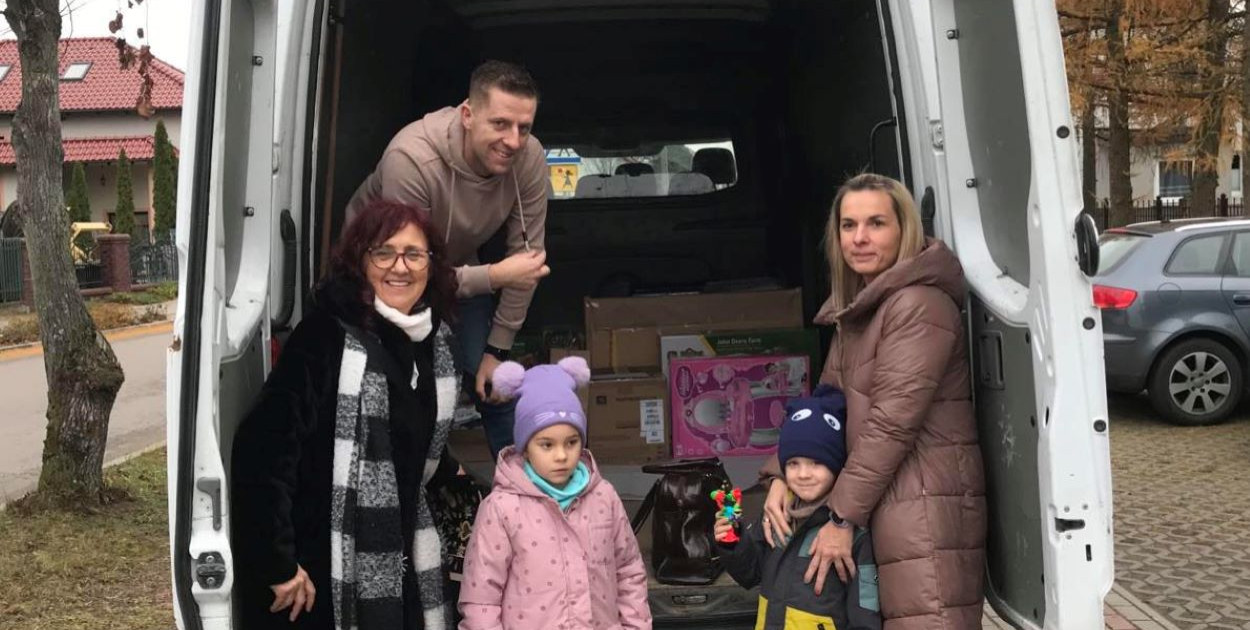 Delegacja z Przedszkola Borowiaczek w drodze do Paczkowa. fot. nadesłane