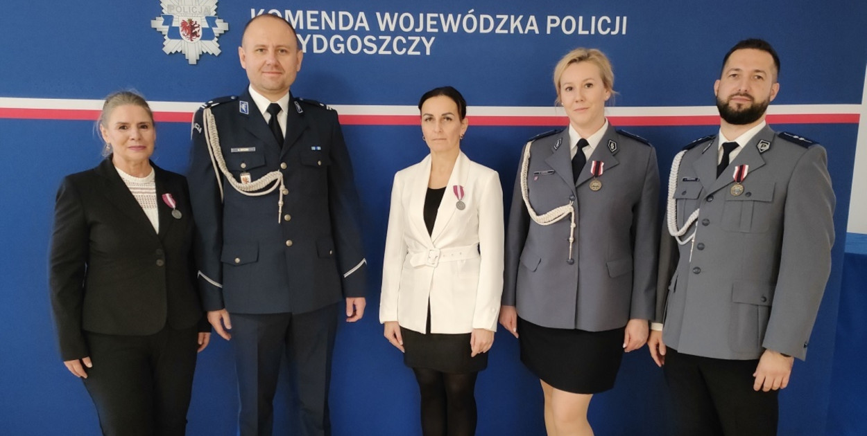 Odznaczeni pracownicy i policjanci KPP w Tucholi w towarzystwie zastępcy komendanta podinsp. Radosława Kryczka.