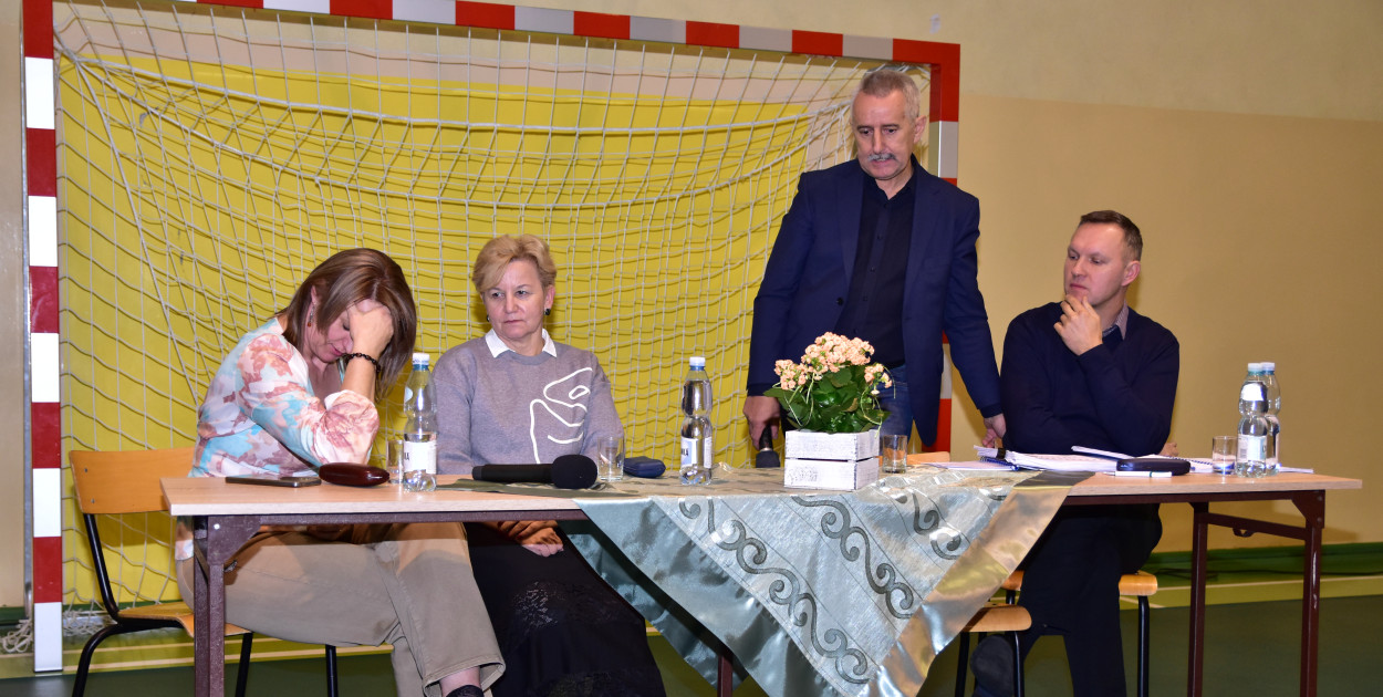 Wtorkowemu zebraniu w Szkole Podstawowej w Stobnie towarzyszyły duże emocje. Na zdjęciu przewodnicząca rady rodziców i sołtyska Stobna Ewa Ziemianowska, dyrektorka placówki Alicja Górecka, burmistrz Tadeusz Kowalski i skarbnik gminy Wojciech Grudzina.