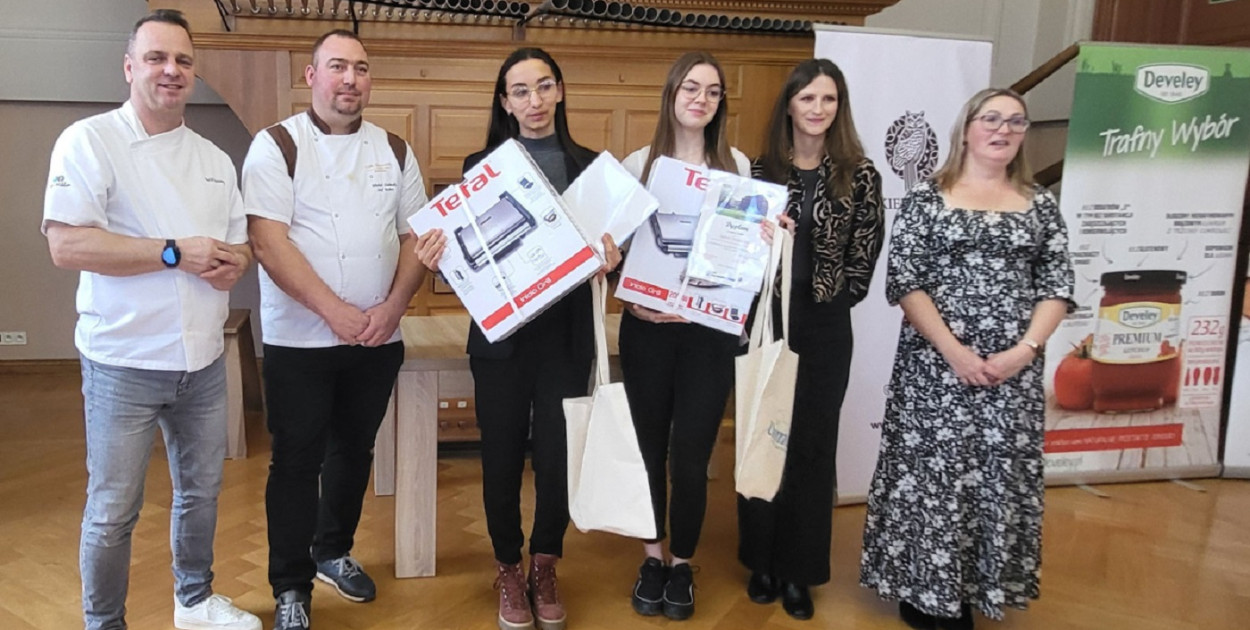 Iga Cieślińska i Sylwia Ossowska zdobyły pierwsze miejsce w konkursie organizowanym przez Zespół Szkół Gastronomiczno-Hotelarskich w Bydgoszczy. W nagrodę otrzymały grille elektryczne.Fot. ZSGH w Bydgoszczy